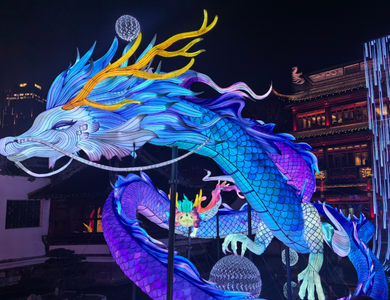 “建议十二生肖把蛇开除”，最近满大街的丑蛇装饰让怕蛇人默默碎了211 / 作者:儿时的回忆 / 帖子ID:318593