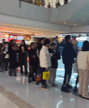 “建议十二生肖把蛇开除”，最近满大街的丑蛇装饰让怕蛇人默默碎了637 / 作者:儿时的回忆 / 帖子ID:318593