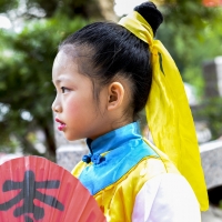 油茶节表演候场的小姑娘