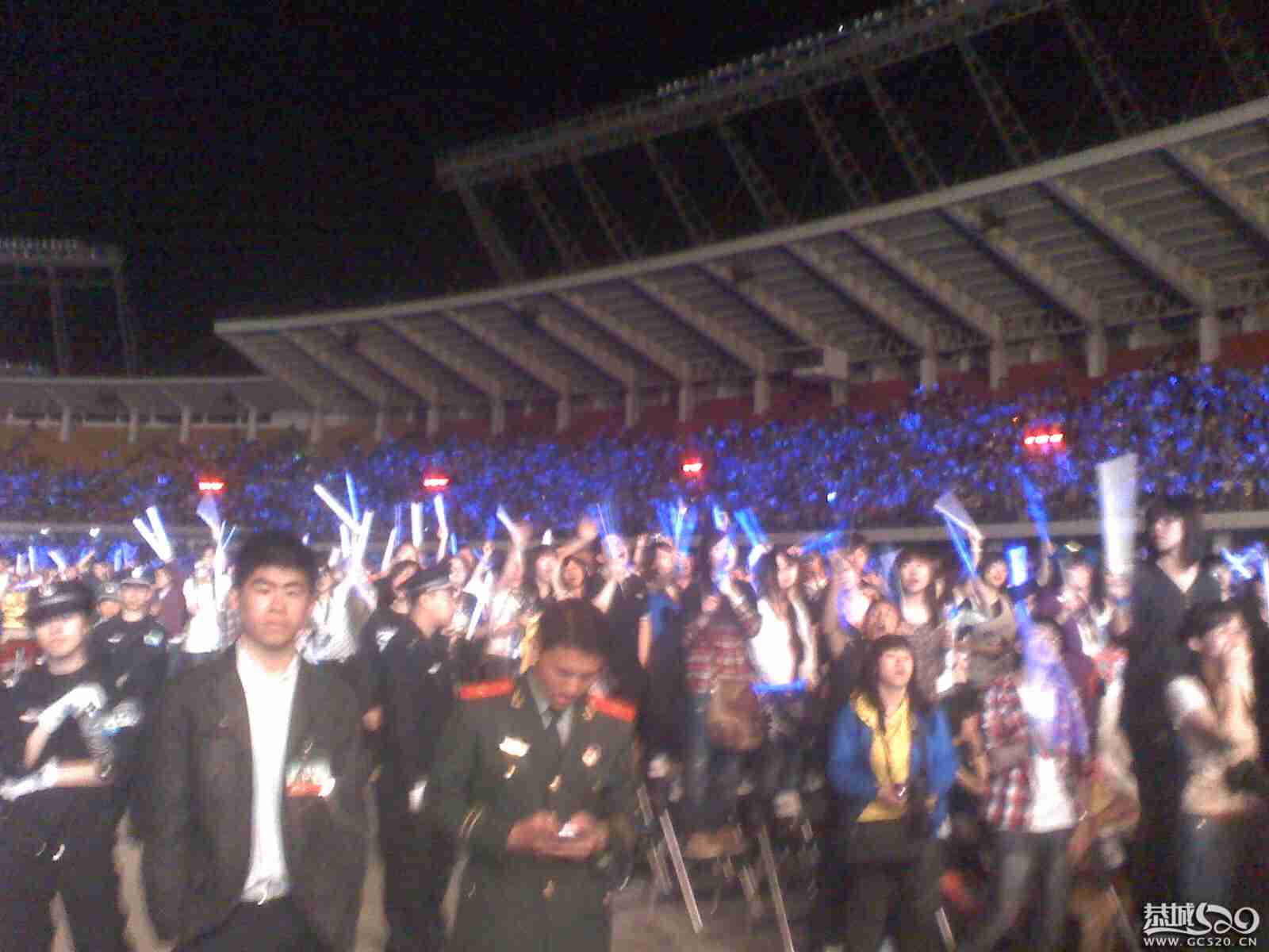 五月天演唱会-----先上图、再去报到、哈哈669 / 作者:资深五迷 / 帖子ID:555