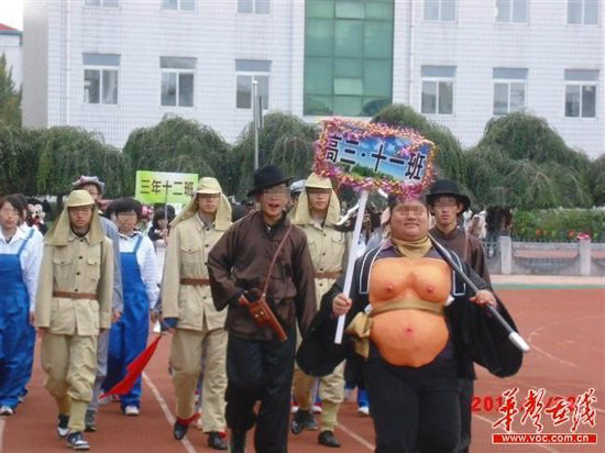 高中生穿皇军服和汉奸服参加校运动会(组图)447 / 作者:小雨点 / 帖子ID:1956