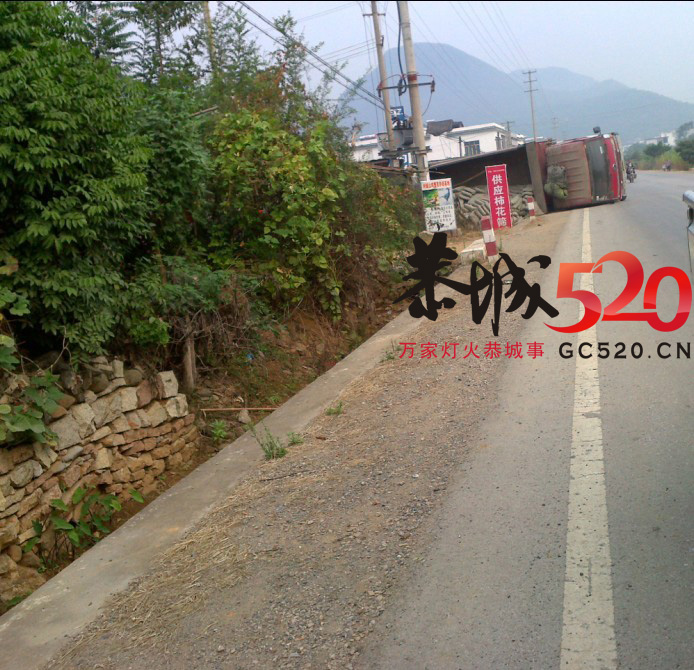 平安里壁一辆满载水泥的货车侧翻724 / 作者:爱的供养 / 帖子ID:2145