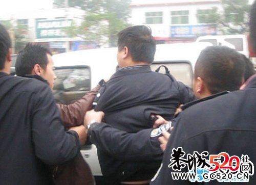 20余名城管围攻警察 称其干预执法(组图)825 / 作者:小雨点 / 帖子ID:2790