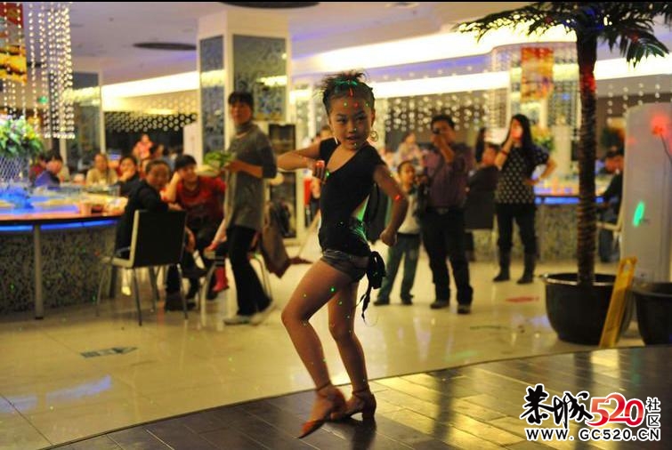 图片故事：新疆7岁女孩在餐馆跳舞养家959 / 作者:好男儿当自强 / 帖子ID:2907