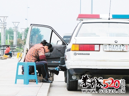 警车、警察与路边妇女....(图)304 / 作者:穷人 / 帖子ID:3619