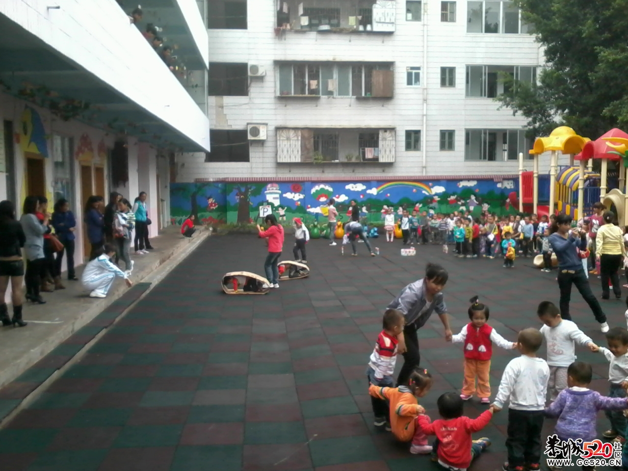 双语幼儿园今天开放半天，家长入园了解。。。640 / 作者:大叔快乐 / 帖子ID:3994