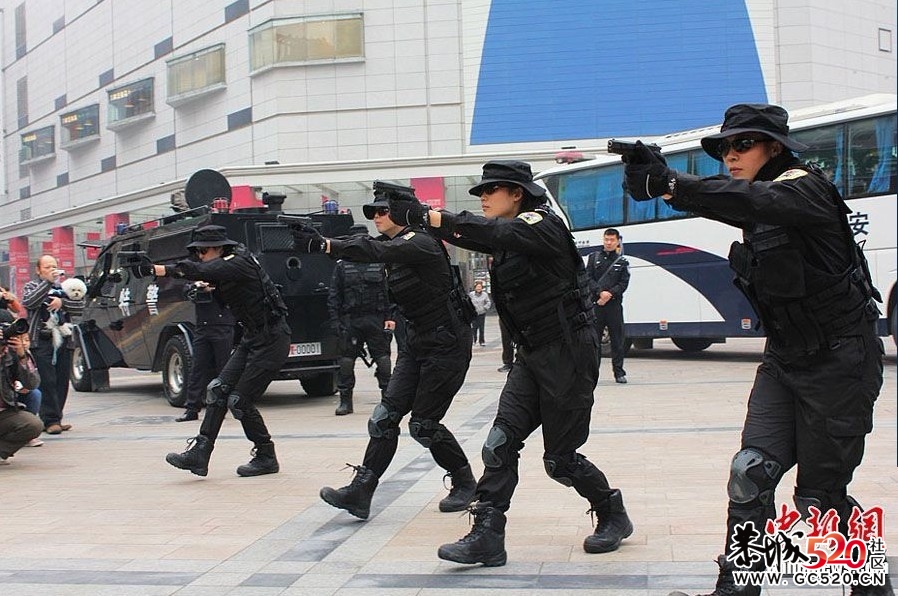 成都女子特警持冲锋枪上路巡逻645 / 作者:招财猫 / 帖子ID:4188