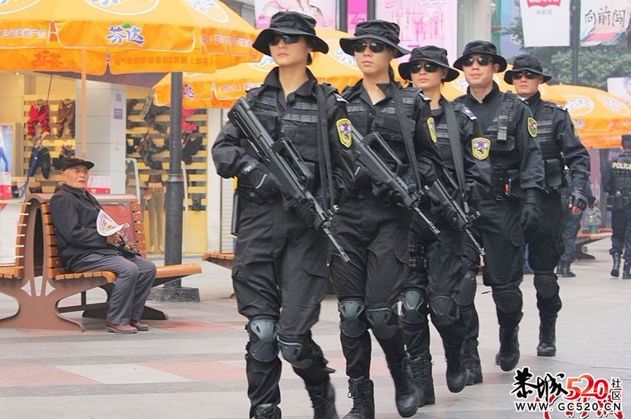 成都女子特警持冲锋枪上路巡逻989 / 作者:招财猫 / 帖子ID:4188