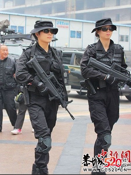 成都女子特警持冲锋枪上路巡逻272 / 作者:招财猫 / 帖子ID:4188