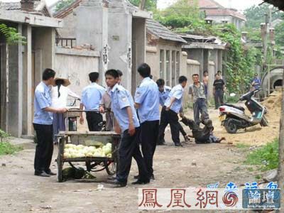 从城管执法车曝撞骑车学生拖行40米看城管是否该配机动车709 / 作者:四渡赤水 / 帖子ID:5026