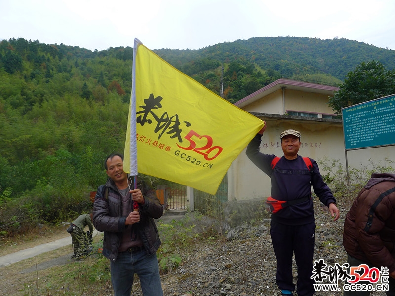 那山，那水，那黄色的草原，还有我们520旗子！（燕子山）764 / 作者:红日叔叔 / 帖子ID:6015