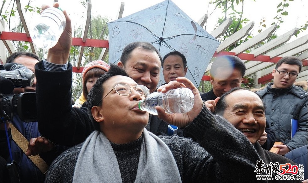 重庆渝中区领导当众喝由粪水制取的净水935 / 作者:小雨点 / 帖子ID:6439