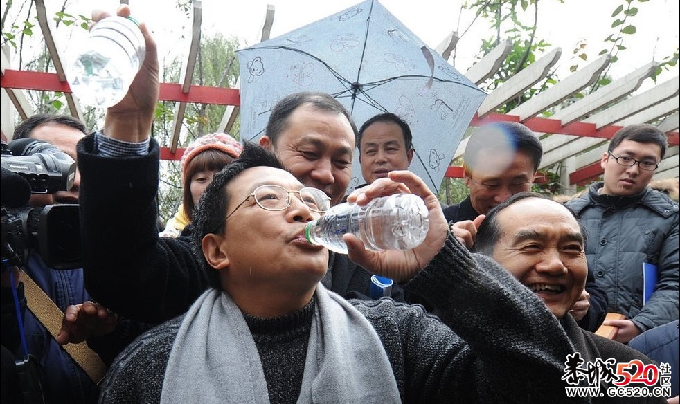 重庆渝中区领导当众喝由粪水制取的净水433 / 作者:小雨点 / 帖子ID:6439