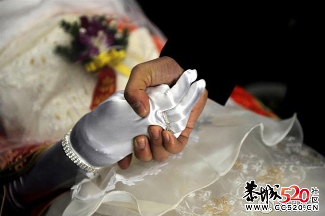 新娘结婚前8天遇害 新郎抱遗照殡仪馆办婚礼864 / 作者:罗少爷 / 帖子ID:6908