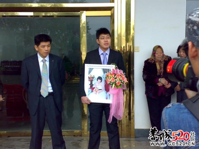 新娘结婚前8天遇害 新郎抱遗照殡仪馆办婚礼329 / 作者:罗少爷 / 帖子ID:6908