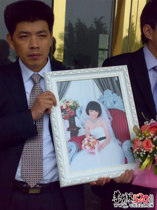 新娘结婚前8天遇害 新郎抱遗照殡仪馆办婚礼988 / 作者:罗少爷 / 帖子ID:6908
