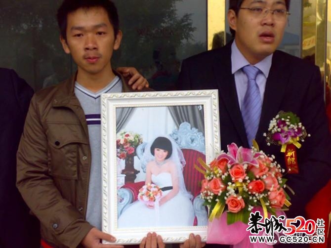 新娘结婚前8天遇害 新郎抱遗照殡仪馆办婚礼817 / 作者:罗少爷 / 帖子ID:6908