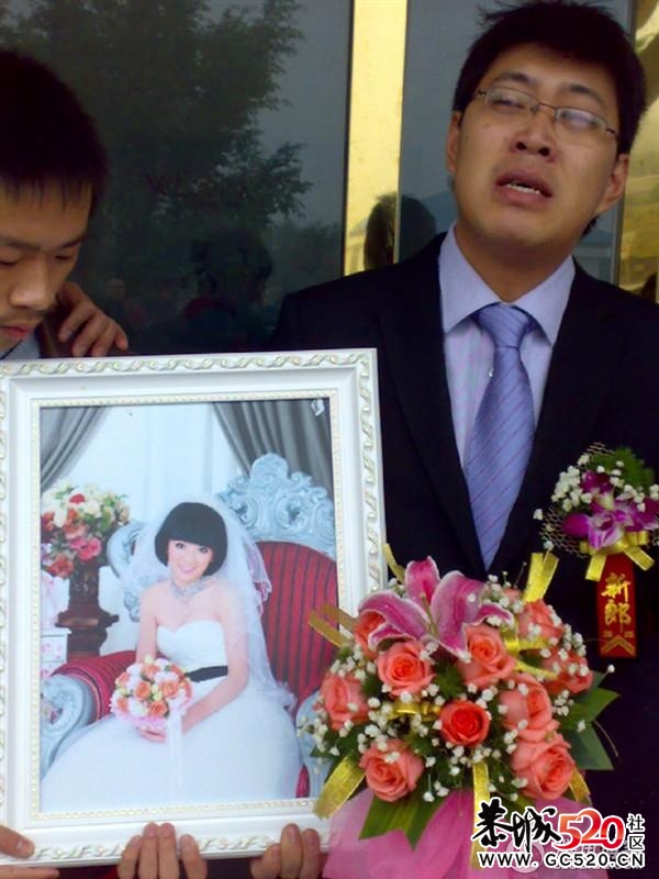 新娘结婚前8天遇害 新郎抱遗照殡仪馆办婚礼897 / 作者:罗少爷 / 帖子ID:6908