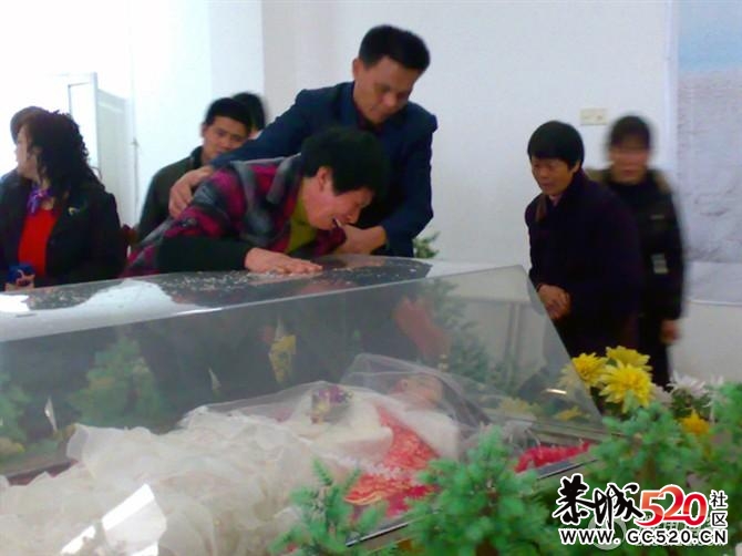 新娘结婚前8天遇害 新郎抱遗照殡仪馆办婚礼398 / 作者:罗少爷 / 帖子ID:6908