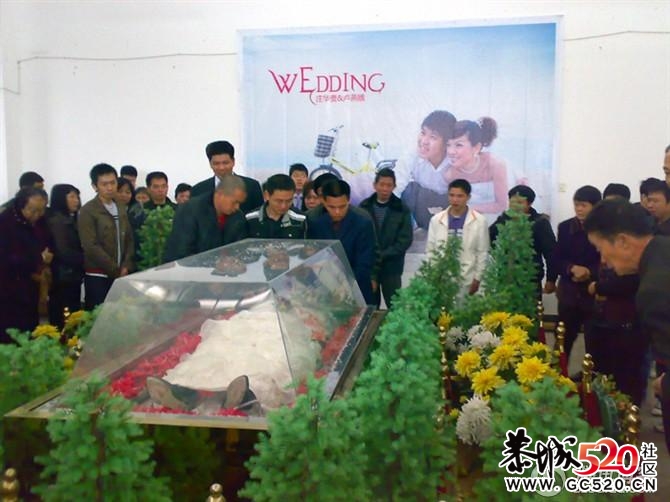 新娘结婚前8天遇害 新郎抱遗照殡仪馆办婚礼719 / 作者:罗少爷 / 帖子ID:6908