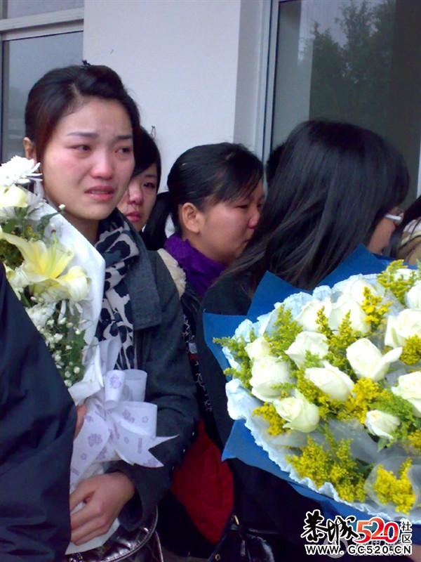 新娘结婚前8天遇害 新郎抱遗照殡仪馆办婚礼117 / 作者:罗少爷 / 帖子ID:6908
