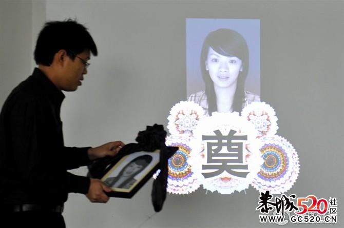 新娘结婚前8天遇害 新郎抱遗照殡仪馆办婚礼101 / 作者:罗少爷 / 帖子ID:6908
