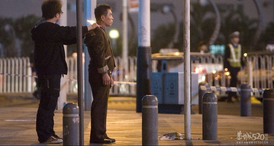 深圳男子菜刀劫持清洁工 特警闹市击毙206 / 作者:小雨点 / 帖子ID:7606