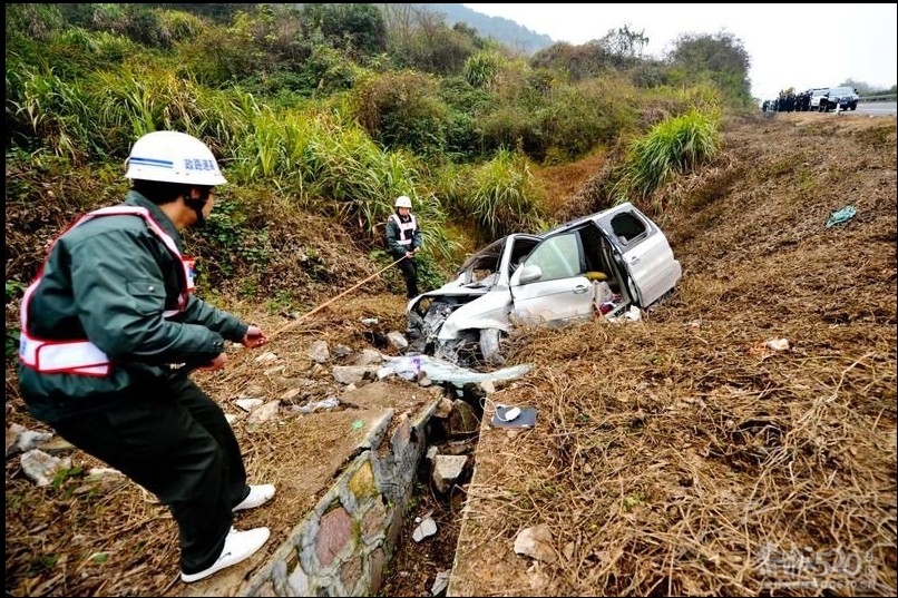 平乐县发生重大车祸 7死1伤300 / 作者:鸭子哥 / 帖子ID:8982