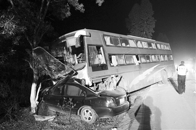 大客车与小轿车迎面相撞627 / 作者:笑看$颩囩 / 帖子ID:9062