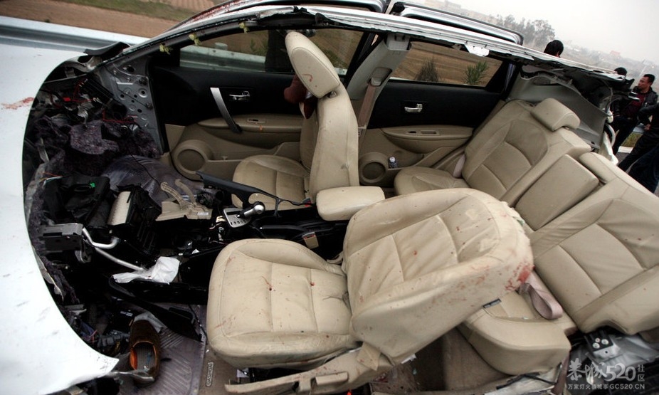 福建泉州高速发生惨烈车祸 一家六口五人亡299 / 作者:鸭子哥 / 帖子ID:9252