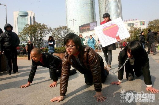 女子铁链牵3名爬行男子912 / 作者:勇哥 / 帖子ID:9509