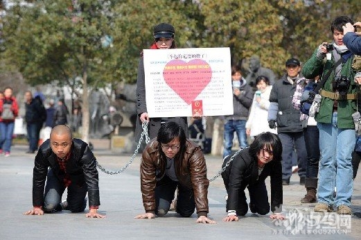 女子铁链牵3名爬行男子539 / 作者:勇哥 / 帖子ID:9509