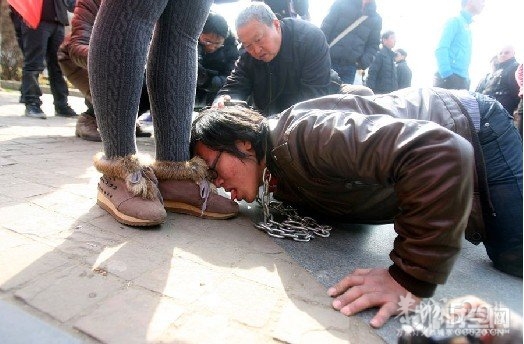 女子铁链牵3名爬行男子978 / 作者:勇哥 / 帖子ID:9509