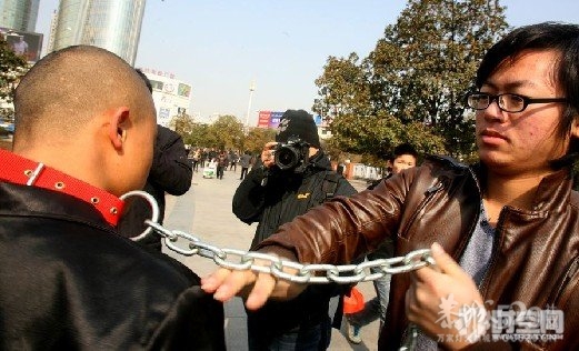 女子铁链牵3名爬行男子178 / 作者:勇哥 / 帖子ID:9509