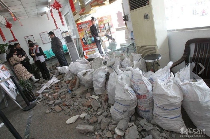 牛！！！城管在联通营业厅堆垃圾迫其停业整改134 / 作者:习惯有你 / 帖子ID:9841