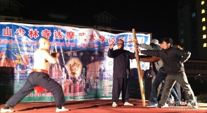 恭城中心广场出现大批假和尚来骗钱，各位小心啦！！933 / 作者:穷人 / 帖子ID:9921
