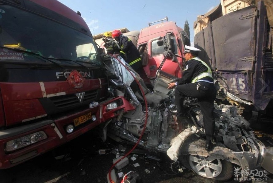 云南高速13车追尾 面包车被压成废铁73 / 作者:小雨点 / 帖子ID:10835