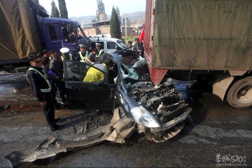云南高速13车追尾 面包车被压成废铁655 / 作者:小雨点 / 帖子ID:10835