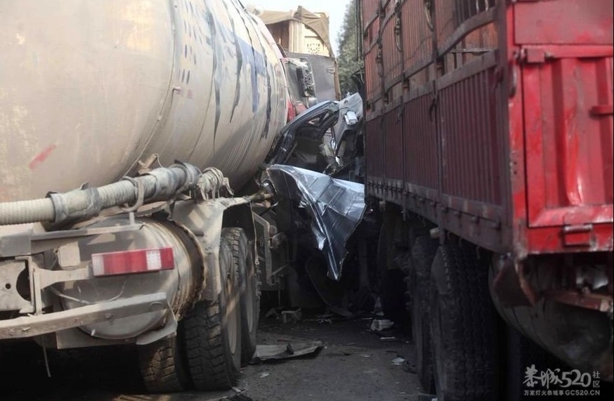 云南高速13车追尾 面包车被压成废铁809 / 作者:小雨点 / 帖子ID:10835