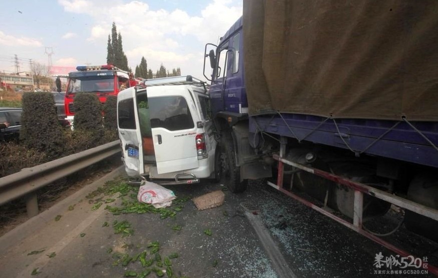 云南高速13车追尾 面包车被压成废铁131 / 作者:小雨点 / 帖子ID:10835