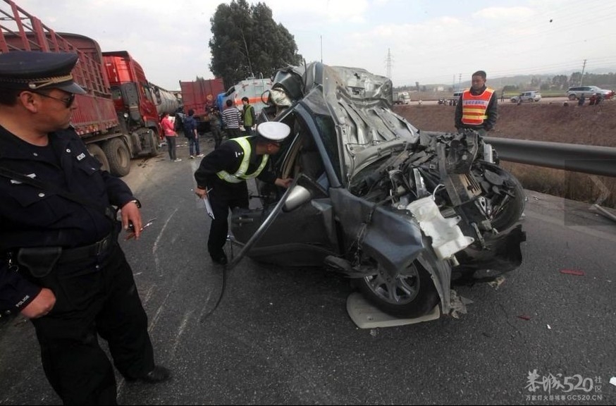 云南高速13车追尾 面包车被压成废铁40 / 作者:小雨点 / 帖子ID:10835