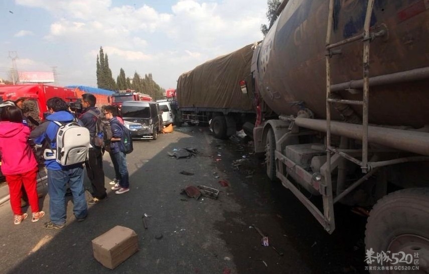 云南高速13车追尾 面包车被压成废铁828 / 作者:小雨点 / 帖子ID:10835