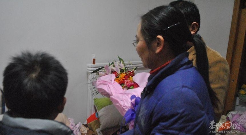 抗震救灾小英雄林浩看望并鼓励周岩【组图】786 / 作者:黄子 / 帖子ID:10886