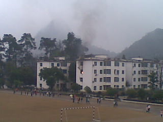 听说莲中校长家着火了0 / 作者:32号 / 帖子ID:10936