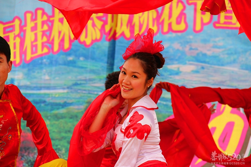 桃花节开园仪式舞台上的飘逸美女！！963 / 作者:Redsun红日 / 帖子ID:11580