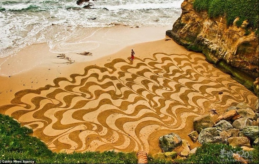 艺术家以沙滩为画布创作巨幅画作394 / 作者:裙角飞扬 / 帖子ID:11922