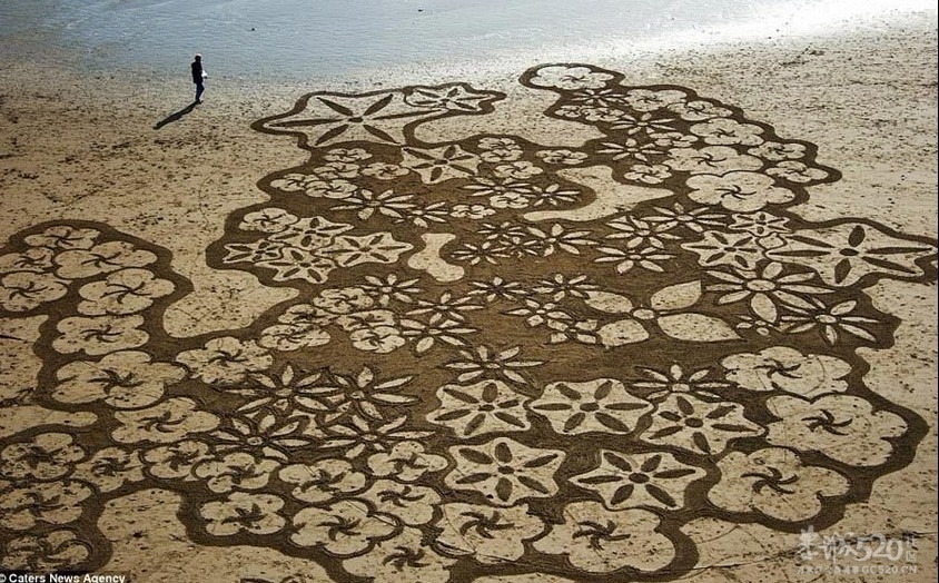 艺术家以沙滩为画布创作巨幅画作285 / 作者:裙角飞扬 / 帖子ID:11922
