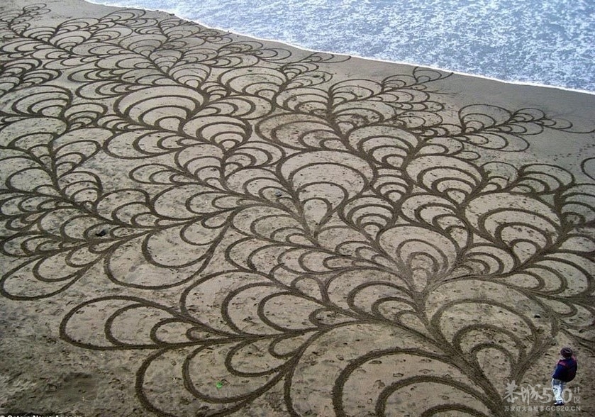 艺术家以沙滩为画布创作巨幅画作764 / 作者:裙角飞扬 / 帖子ID:11922