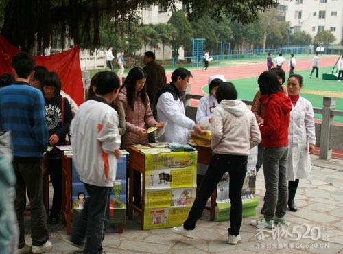 恭城县志愿者走进校园开展防艾宣传363 / 作者:社区小编 / 帖子ID:14290
