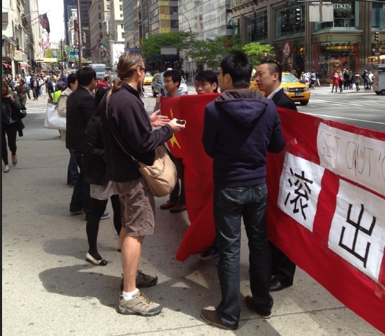 中赴美留学生在菲驻联合国代表团前示威(图57 / 作者:竹笋 / 帖子ID:15995